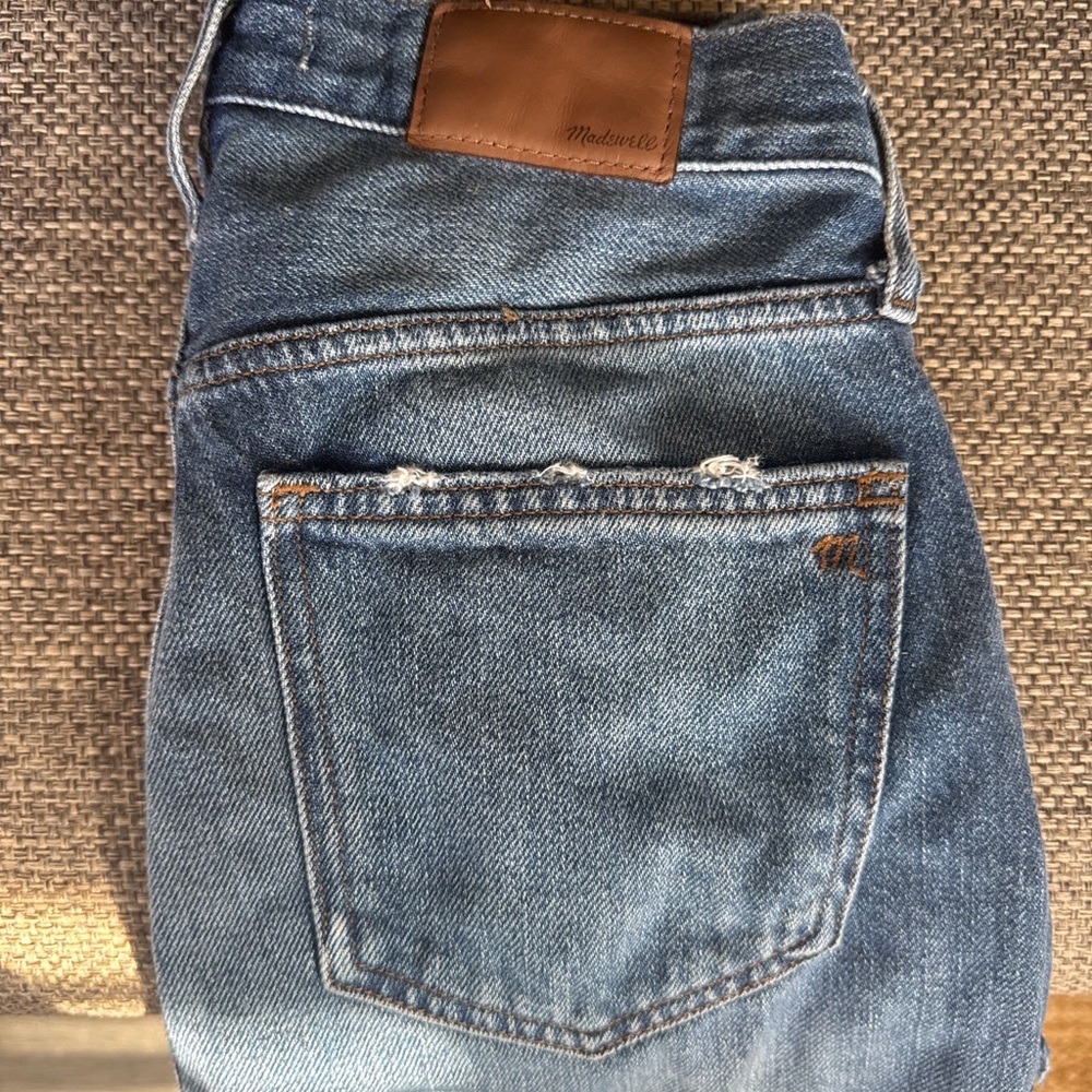 Madewell High-Rise Denim Shorts in Akiva Wash - Style AG379